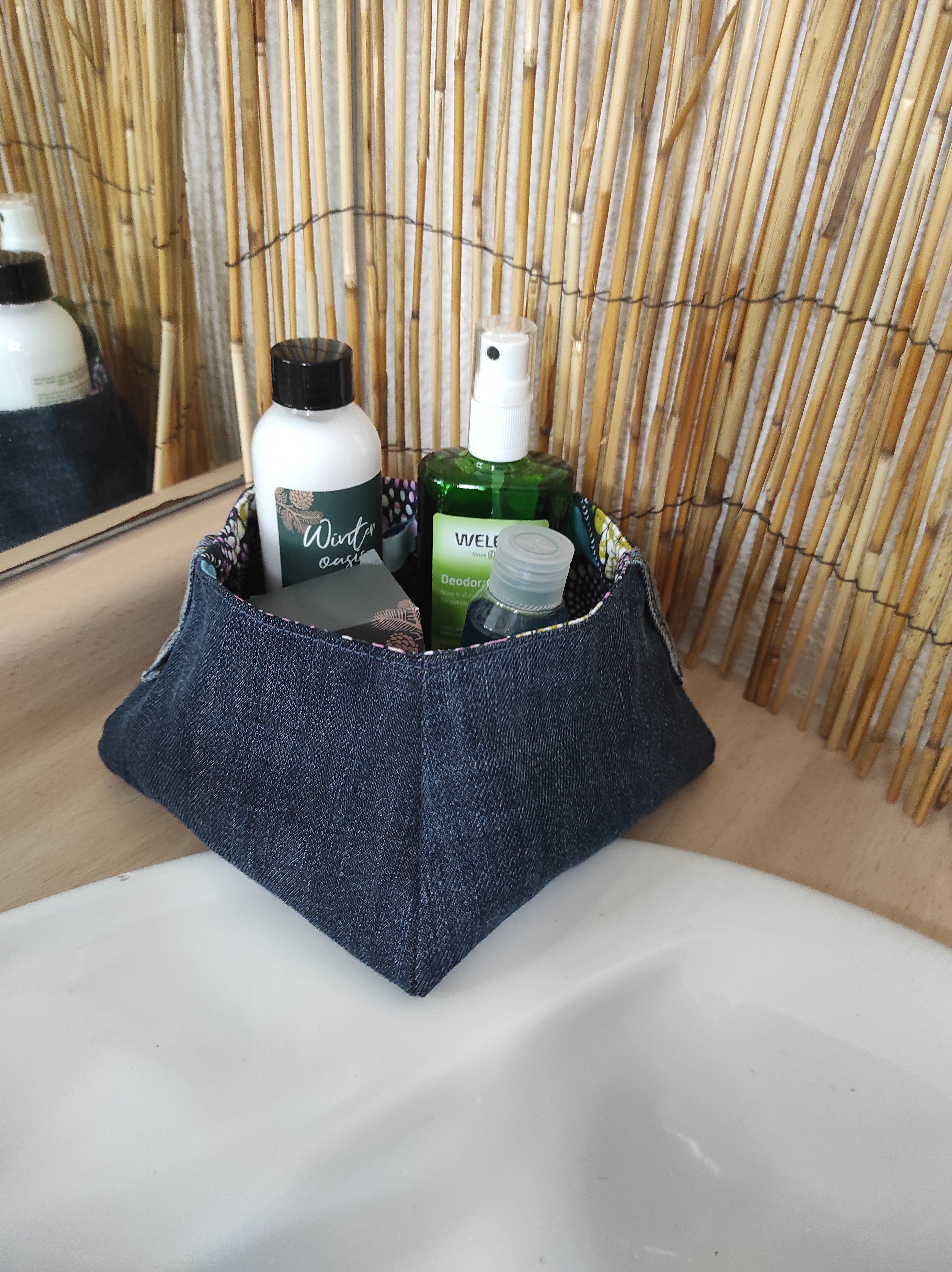 Vide poches en jean , doubl&eacute; de tissu coton imprim&eacute; wax.