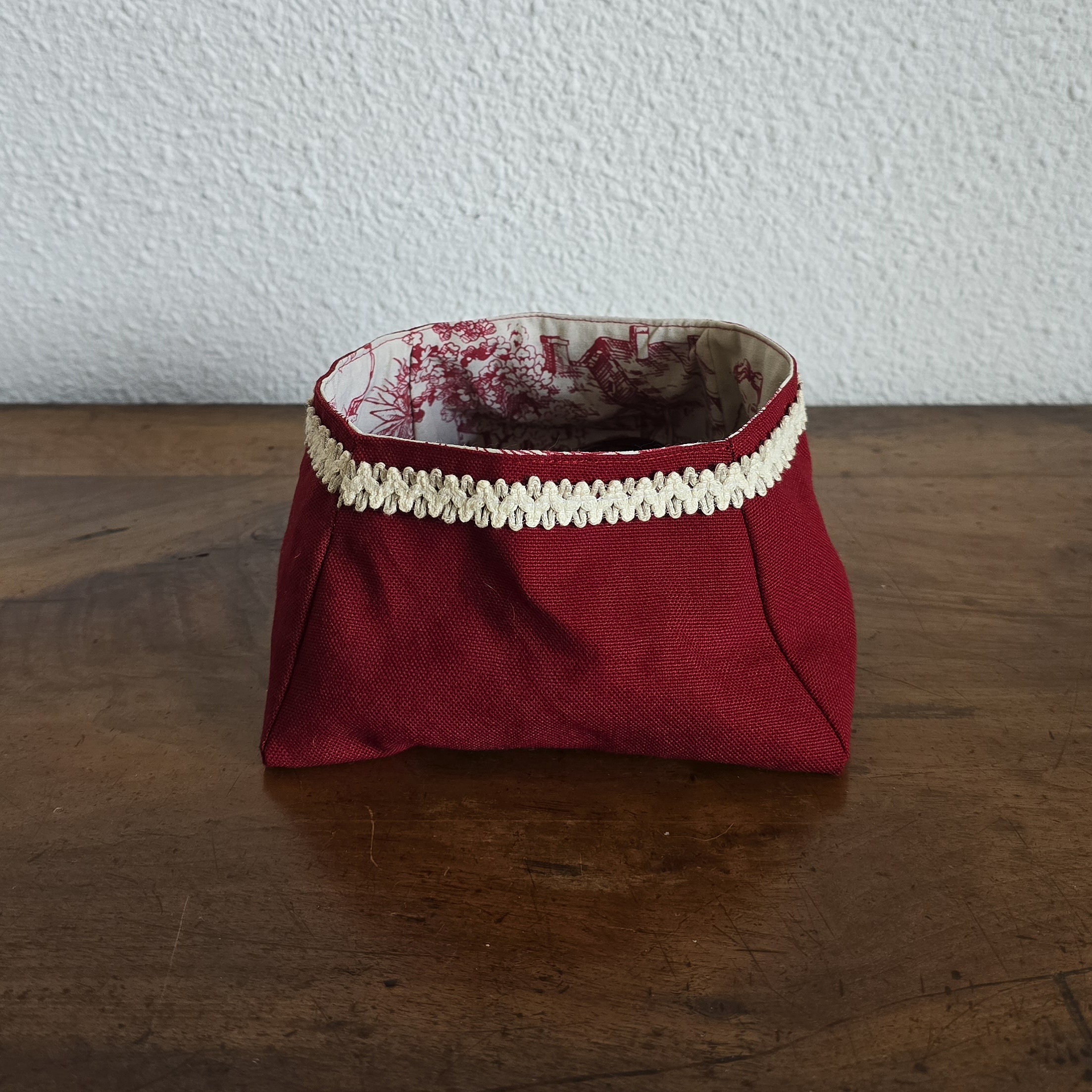 Vide-poche en coton rouge doublé de toile de Jouy.