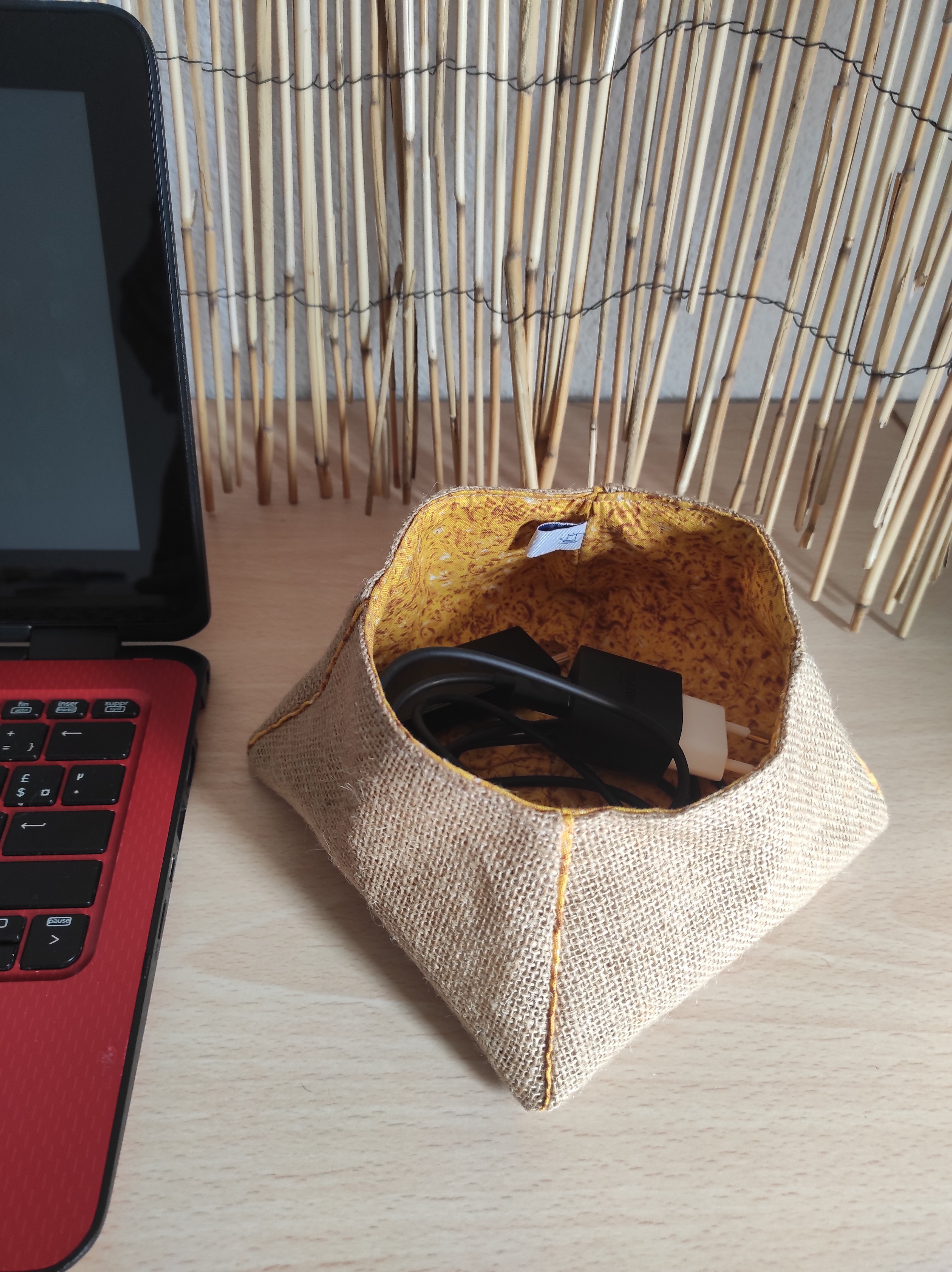 Vide-poche trapèze en toile de jute sur un bureau.
