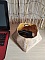 Vide-poche trapèze en toile de jute sur un bureau.