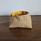 Vide-poche trapèze en toile de jute avec intérieur jaune.