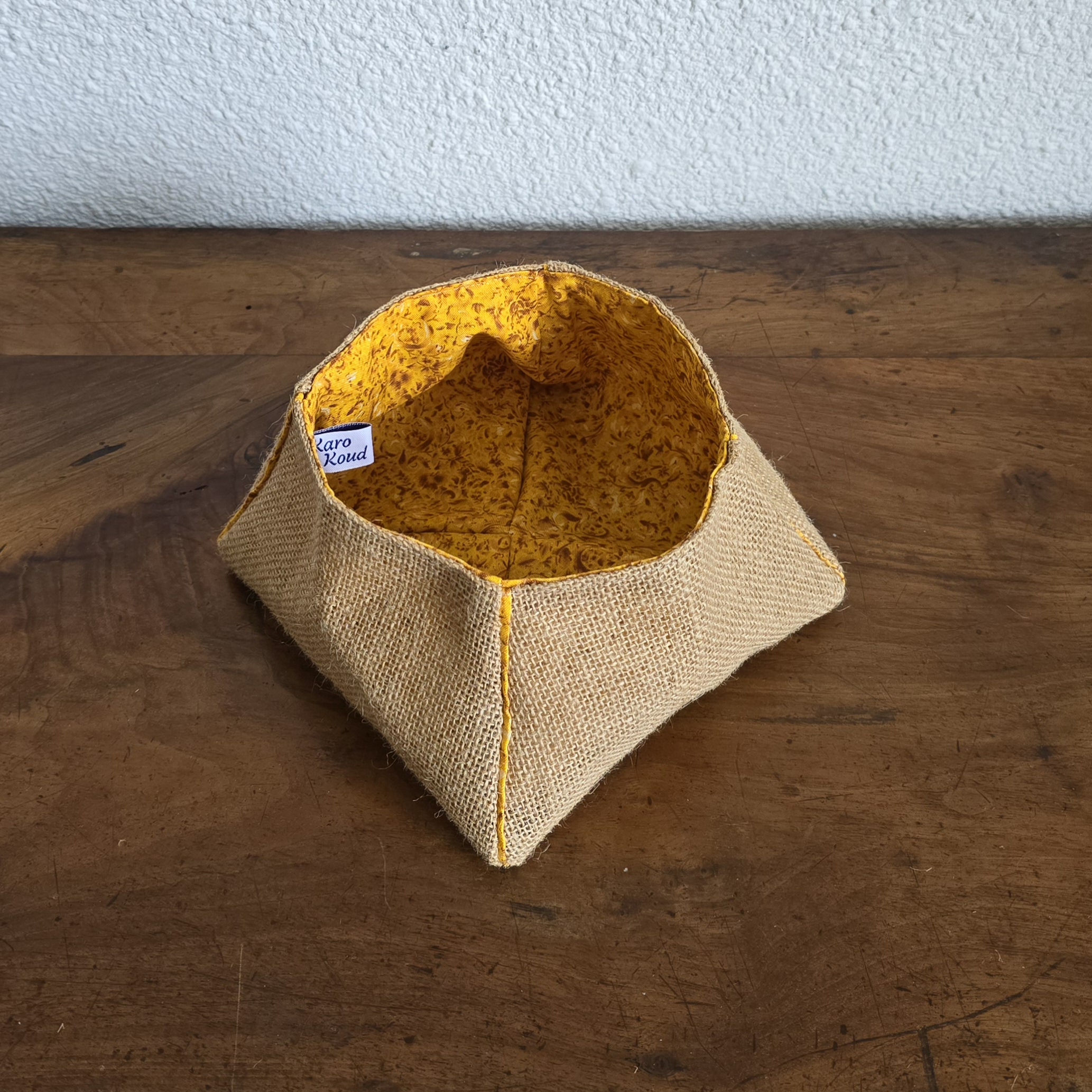 Vide-poche trapèze en toile de jute doublé jaune moutarde.