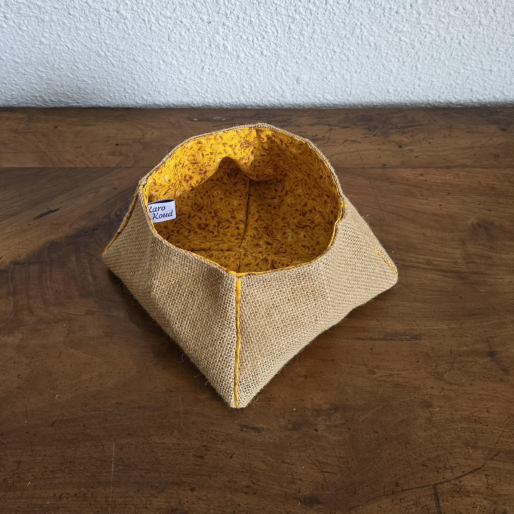 Vide-poche trapèze en toile de jute doublé jaune moutarde.