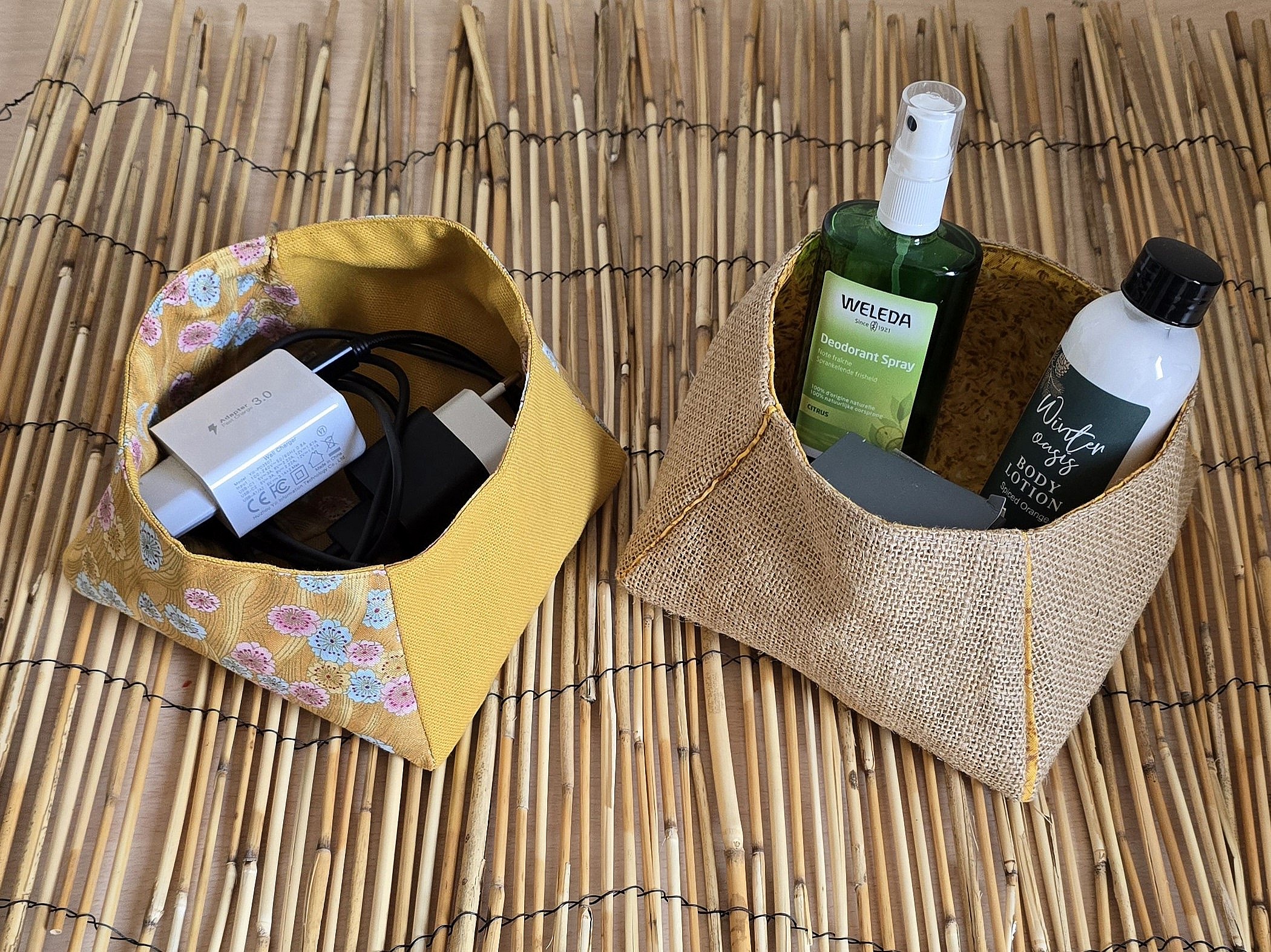 Deux vide-poches trapèzes en toile de jute et tissu coloré.