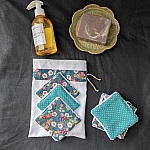 Lingettes d&eacute;maquillantes lavables en coton bambou et tissu coton imprim&eacute; avec sa pochette de rangement coordonn&eacute;e.