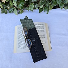&Eacute;tui souple &agrave; lunettes ,en jean, doubl&eacute; de tissu coton imprim&eacute;. &Eacute;co-con&ccedil;u.