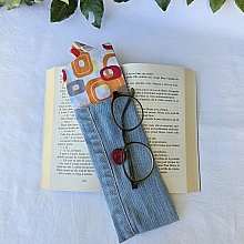 &Eacute;tui souple &agrave; lunettes ,en jean, doubl&eacute; de tissu coton imprim&eacute;. &Eacute;co-con&ccedil;u.