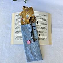&Eacute;tui souple &agrave; lunettes ,en jean, doubl&eacute; de tissu coton imprim&eacute;. &Eacute;co-con&ccedil;u.