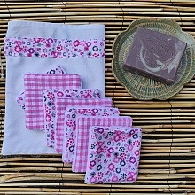 Lingettes d&eacute;maquillantes lavables en coton bambou et tissu coton imprim&eacute; avec sa pochette de rangement coordonn&eacute;e.