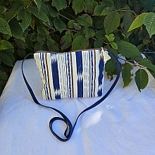 Pochette avec bandouli&egrave;re en tissu coton bleu et marron agr&eacute;ment&eacute;e d'un pompon