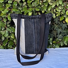 Sac &agrave; bandouli&egrave;re en jean recycl&eacute; noir et gris avec empi&egrave;cements.