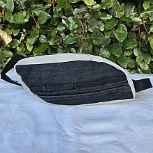 Sac banane r&eacute;invent&eacute;, design unique, en jean upcycling