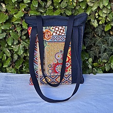 Sac &agrave; bandouli&egrave;re en jean recycl&eacute; et tissu &eacute;pais tr&egrave;s color&eacute;, avec empi&egrave;cements.