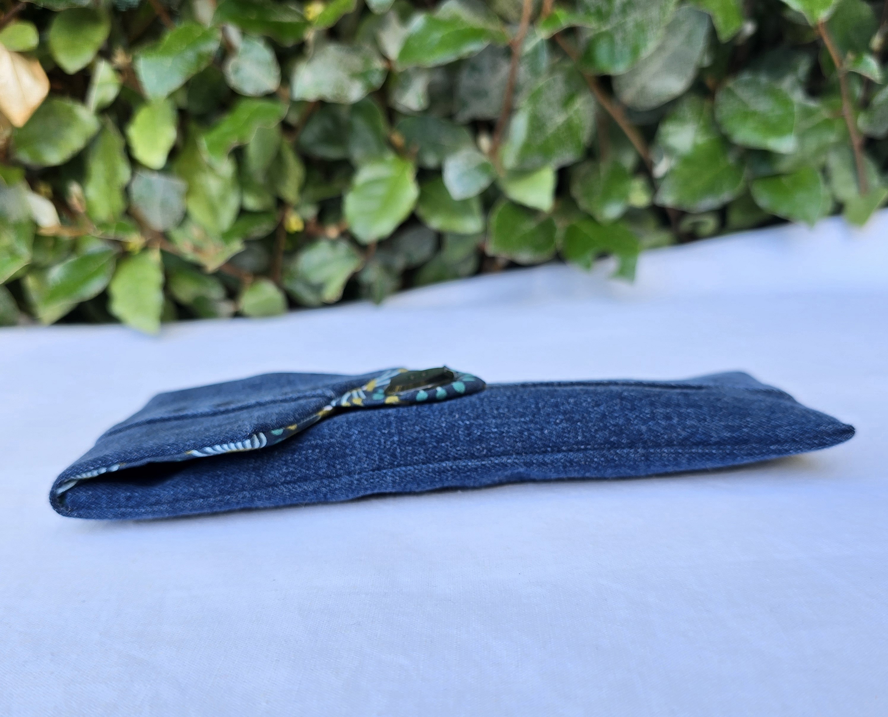 &Eacute;tui souple &agrave; lunettes ,en jean, doubl&eacute; de tissu coton imprim&eacute;. &Eacute;co-con&ccedil;u.