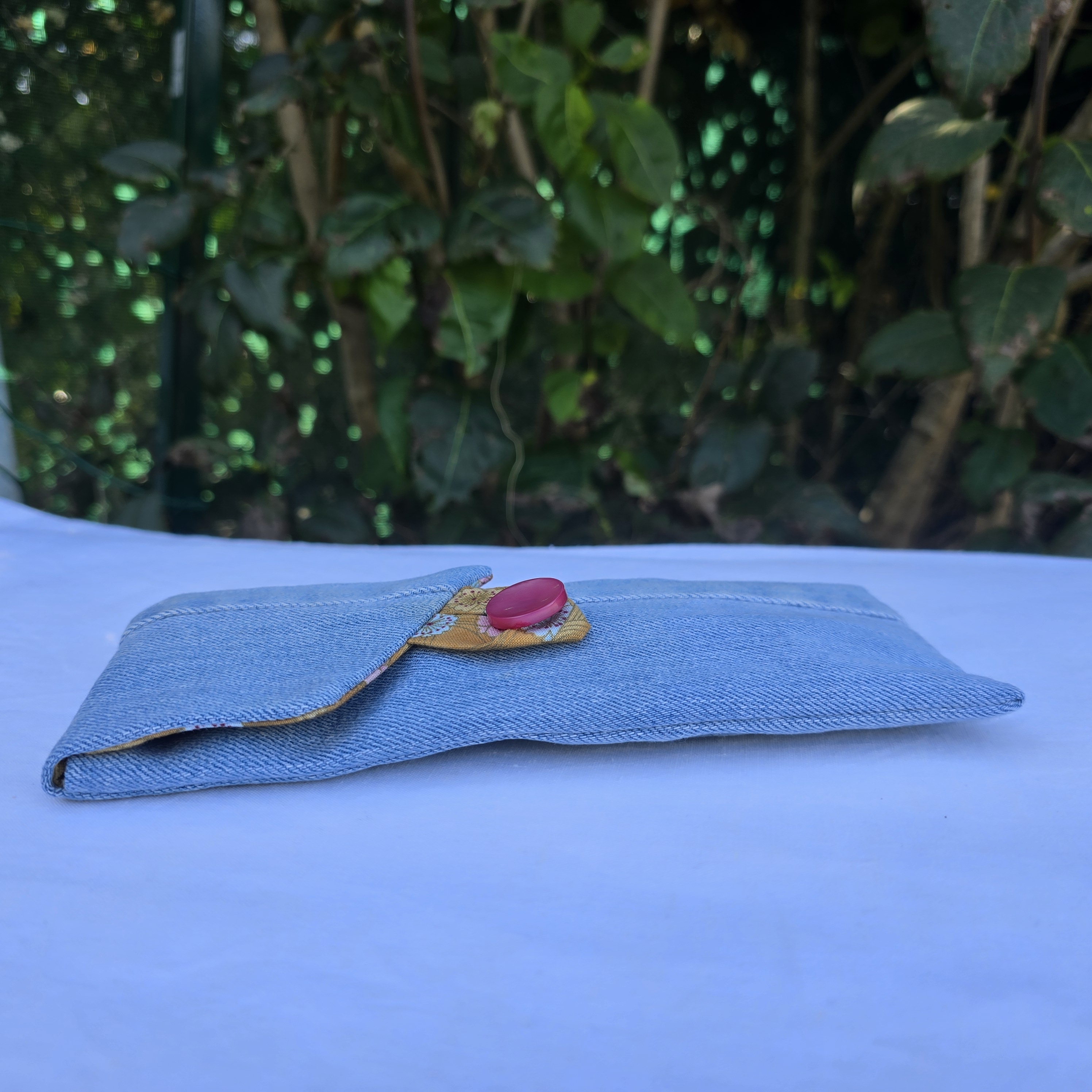 &Eacute;tui souple &agrave; lunettes ,en jean, doubl&eacute; de tissu coton imprim&eacute;. &Eacute;co-con&ccedil;u.