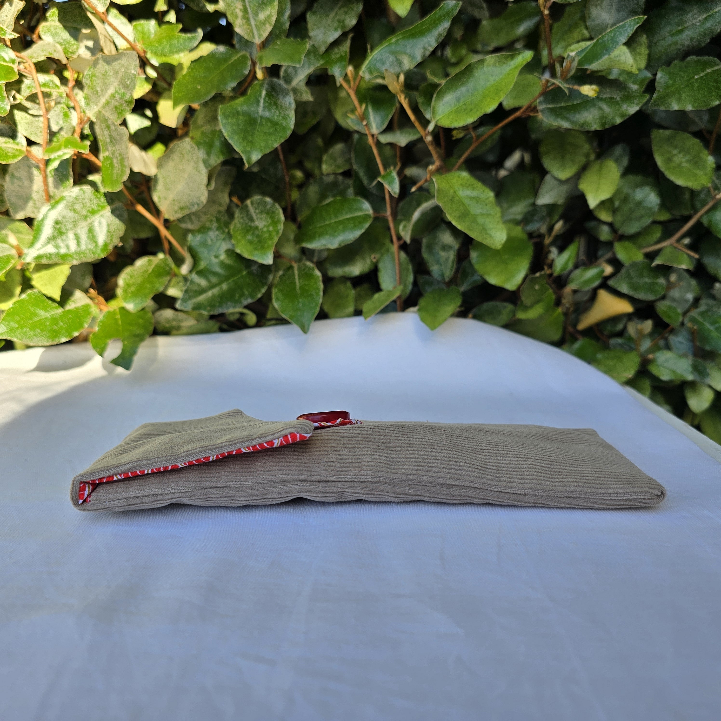 &Eacute;tui souple &agrave; lunettes ,en velours c&ocirc;tel&eacute; , doubl&eacute; de tissu coton imprim&eacute;. &Eacute;co-con&ccedil;u.