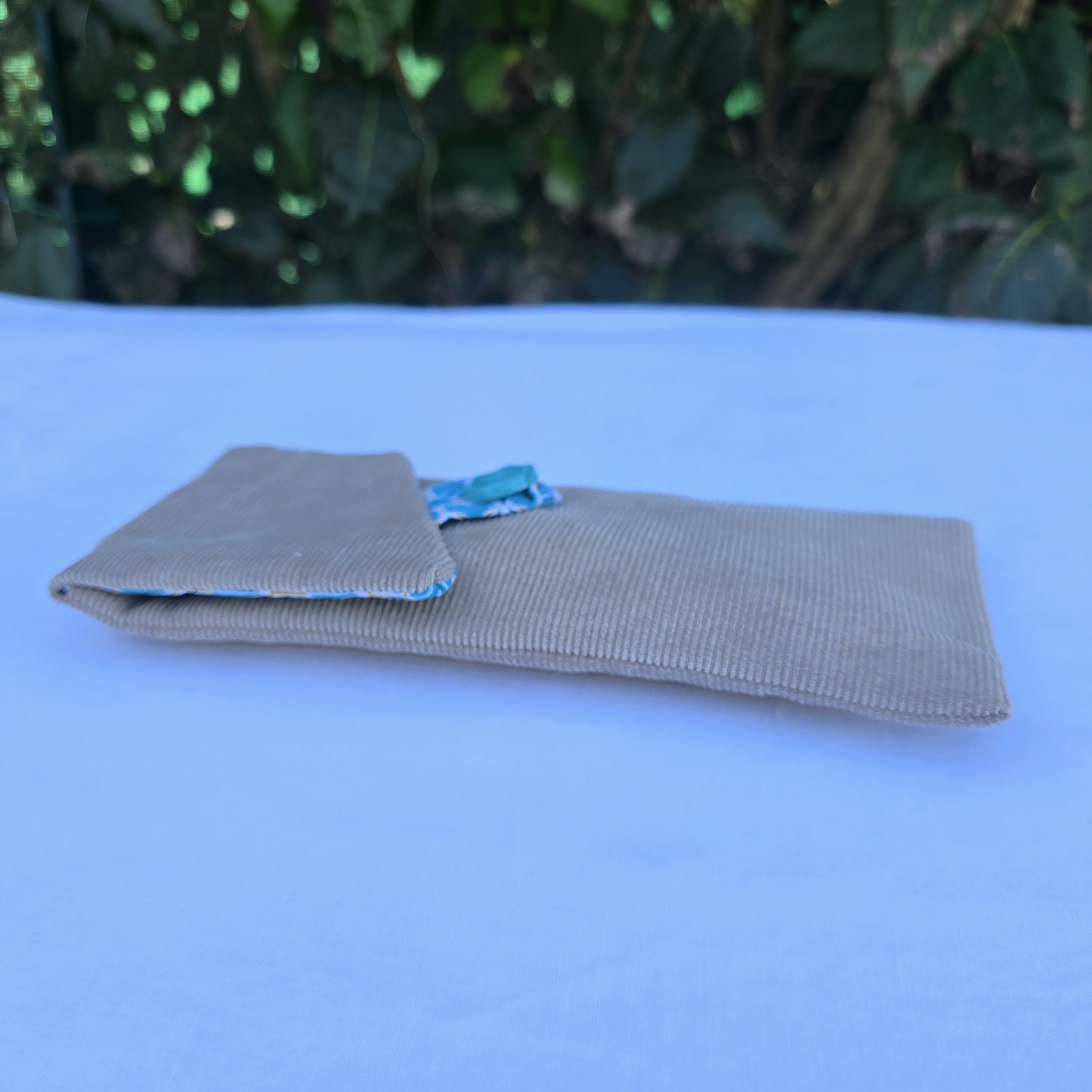 &Eacute;tui souple &agrave; lunettes ,en velours c&ocirc;tel&eacute; , doubl&eacute; de tissu coton imprim&eacute;. &Eacute;co-con&ccedil;u.