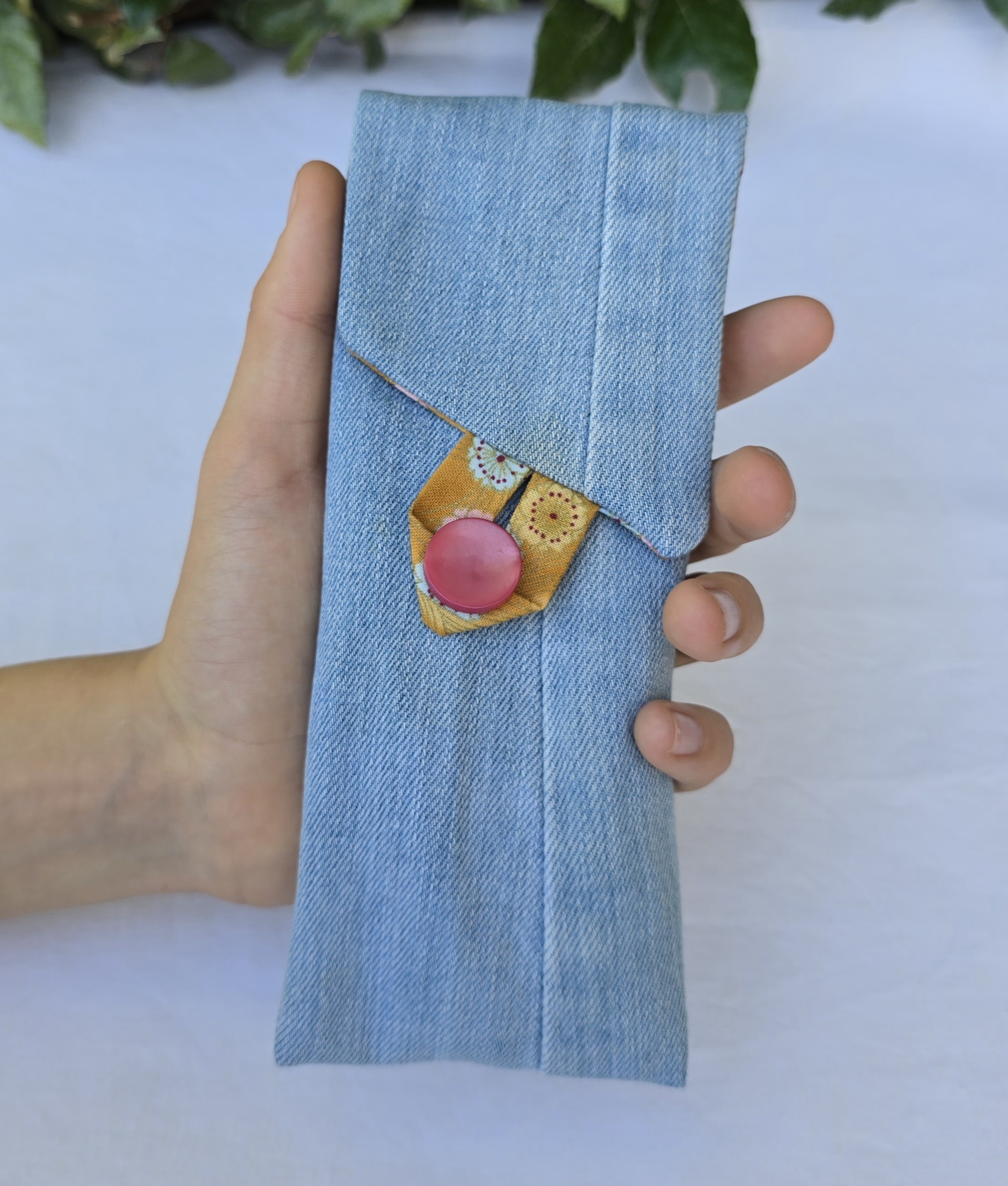 &Eacute;tui souple &agrave; lunettes ,en jean, doubl&eacute; de tissu coton imprim&eacute;. &Eacute;co-con&ccedil;u.