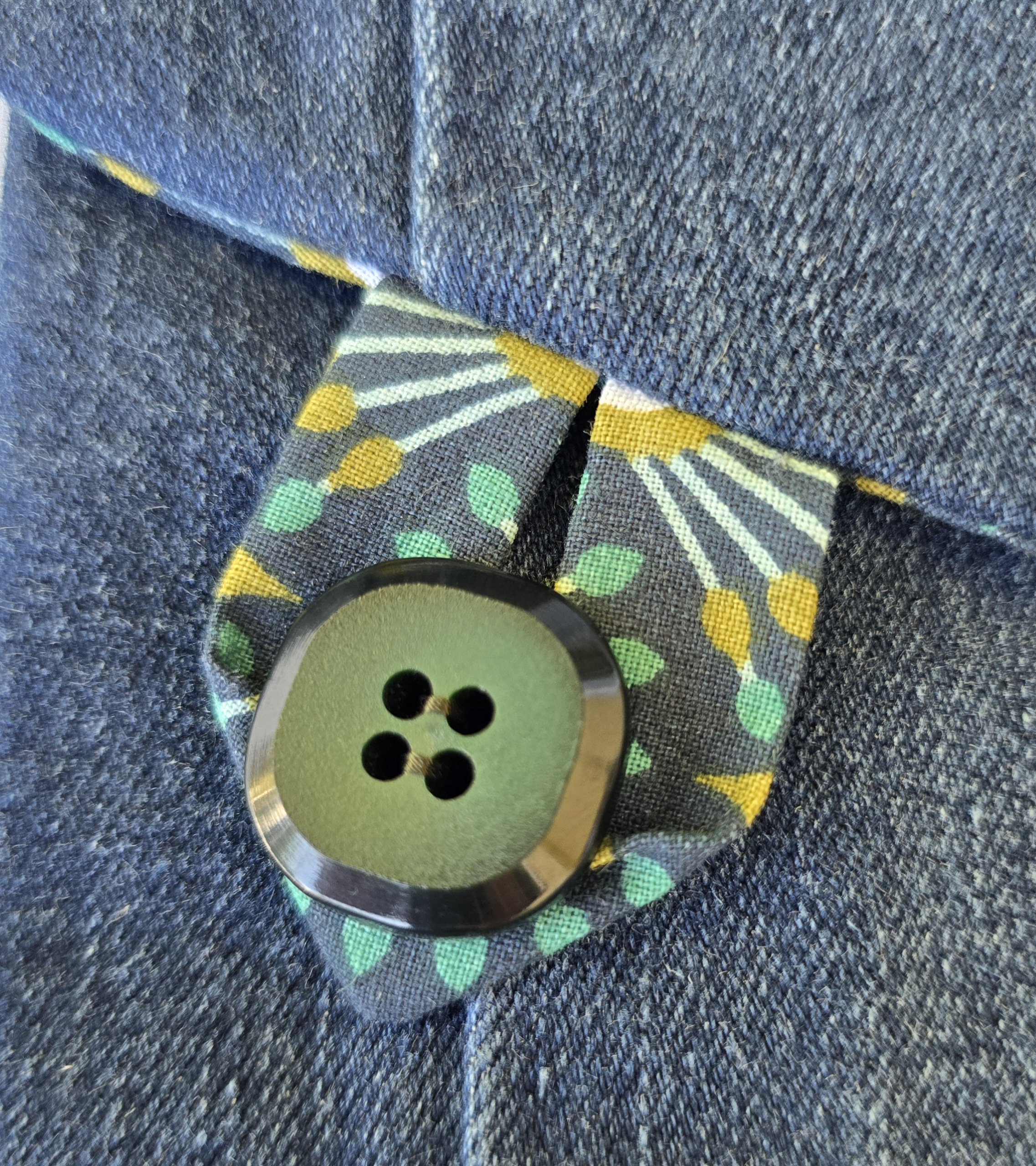 &Eacute;tui souple &agrave; lunettes ,en jean, doubl&eacute; de tissu coton imprim&eacute;. &Eacute;co-con&ccedil;u.