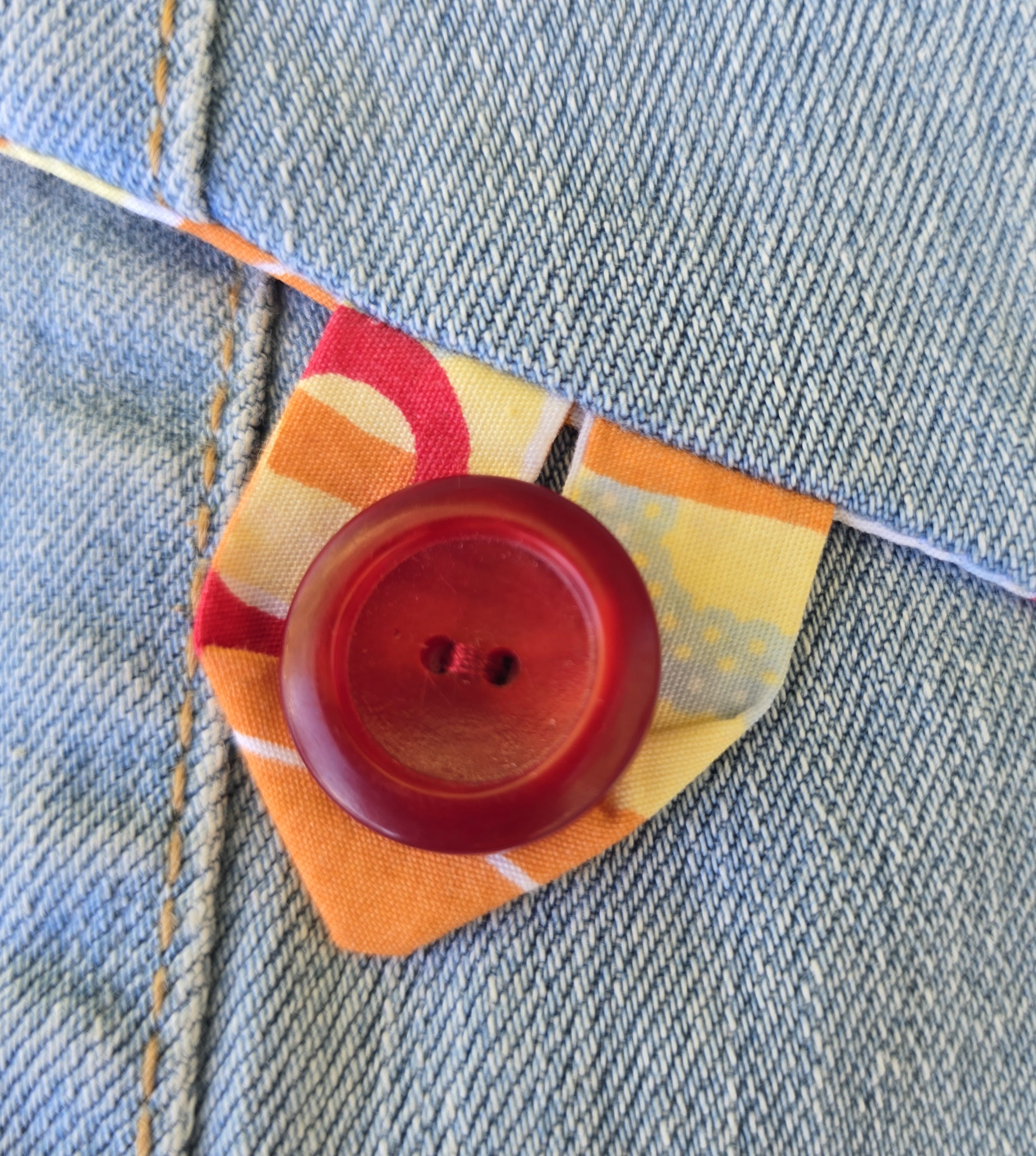 &Eacute;tui souple &agrave; lunettes ,en jean, doubl&eacute; de tissu coton imprim&eacute;. &Eacute;co-con&ccedil;u.