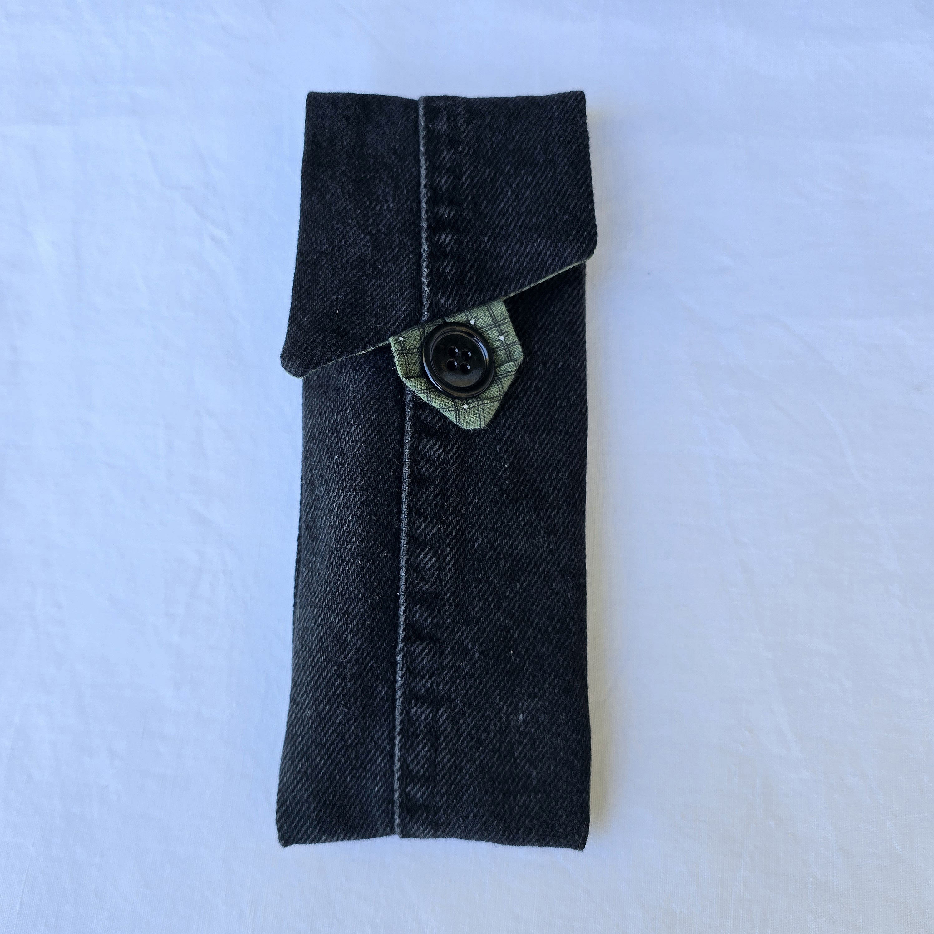 &Eacute;tui souple &agrave; lunettes ,en jean, doubl&eacute; de tissu coton imprim&eacute;. &Eacute;co-con&ccedil;u.