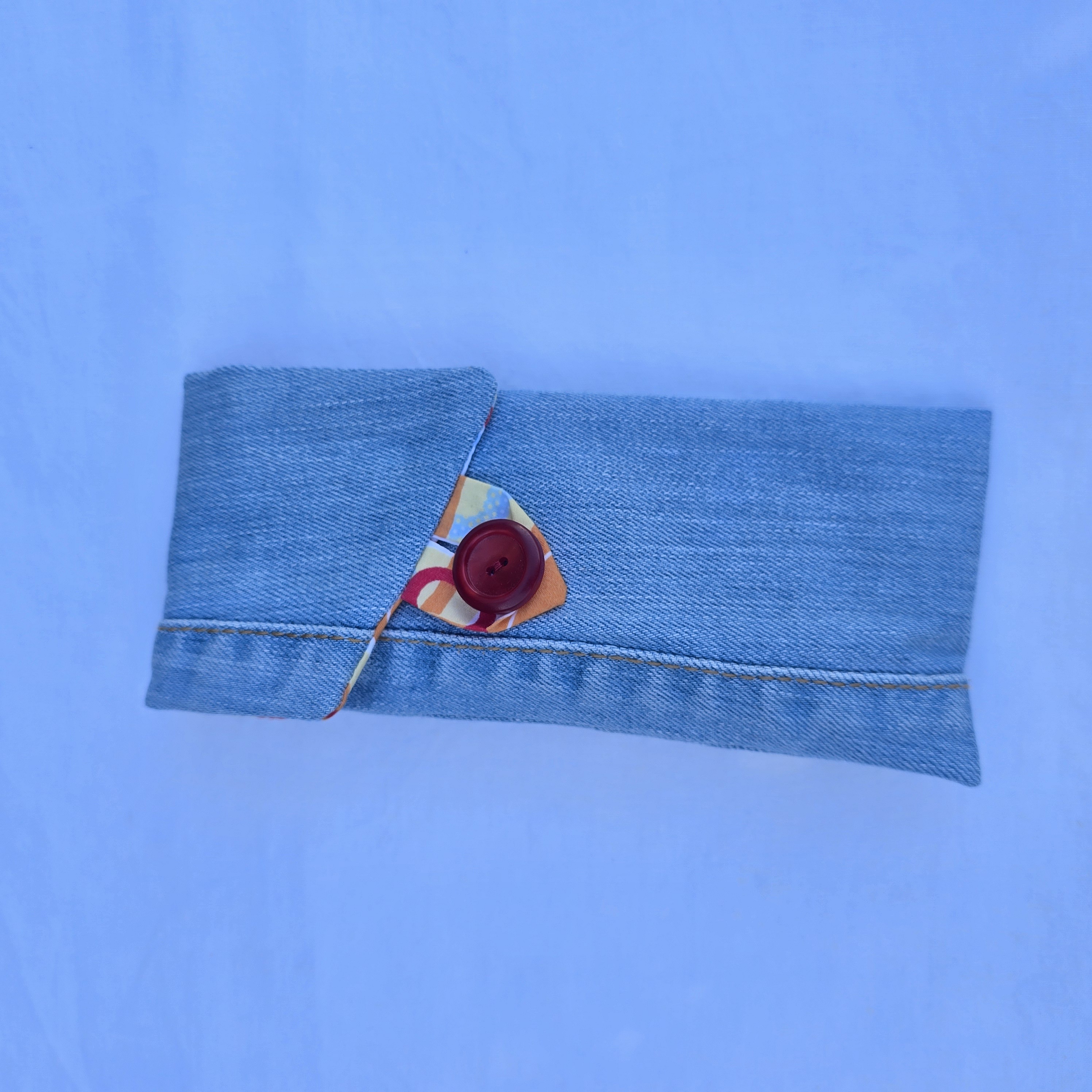 &Eacute;tui souple &agrave; lunettes ,en jean, doubl&eacute; de tissu coton imprim&eacute;. &Eacute;co-con&ccedil;u.