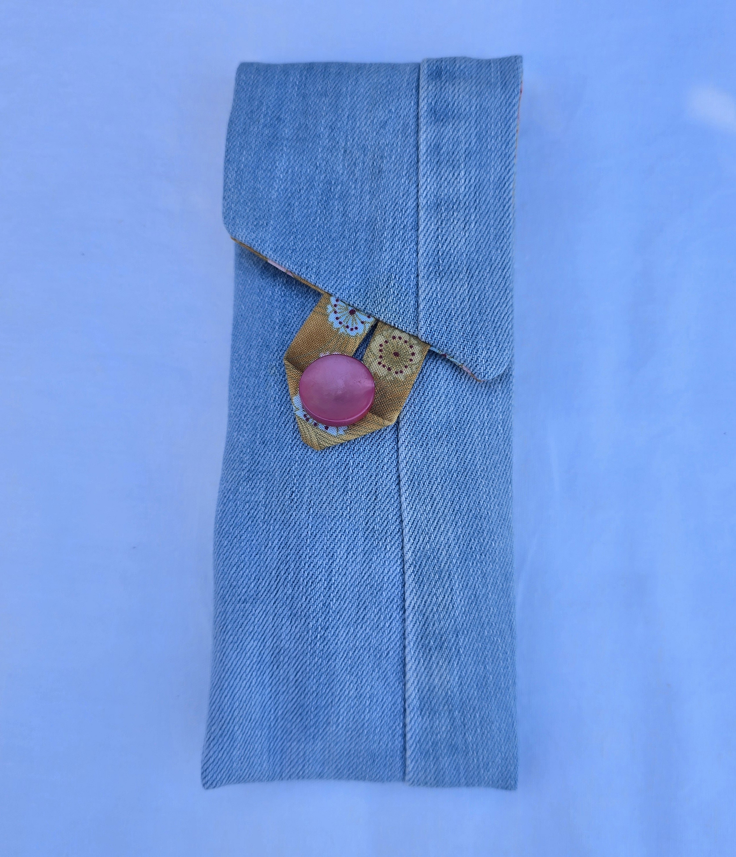 &Eacute;tui souple &agrave; lunettes ,en jean, doubl&eacute; de tissu coton imprim&eacute;. &Eacute;co-con&ccedil;u.