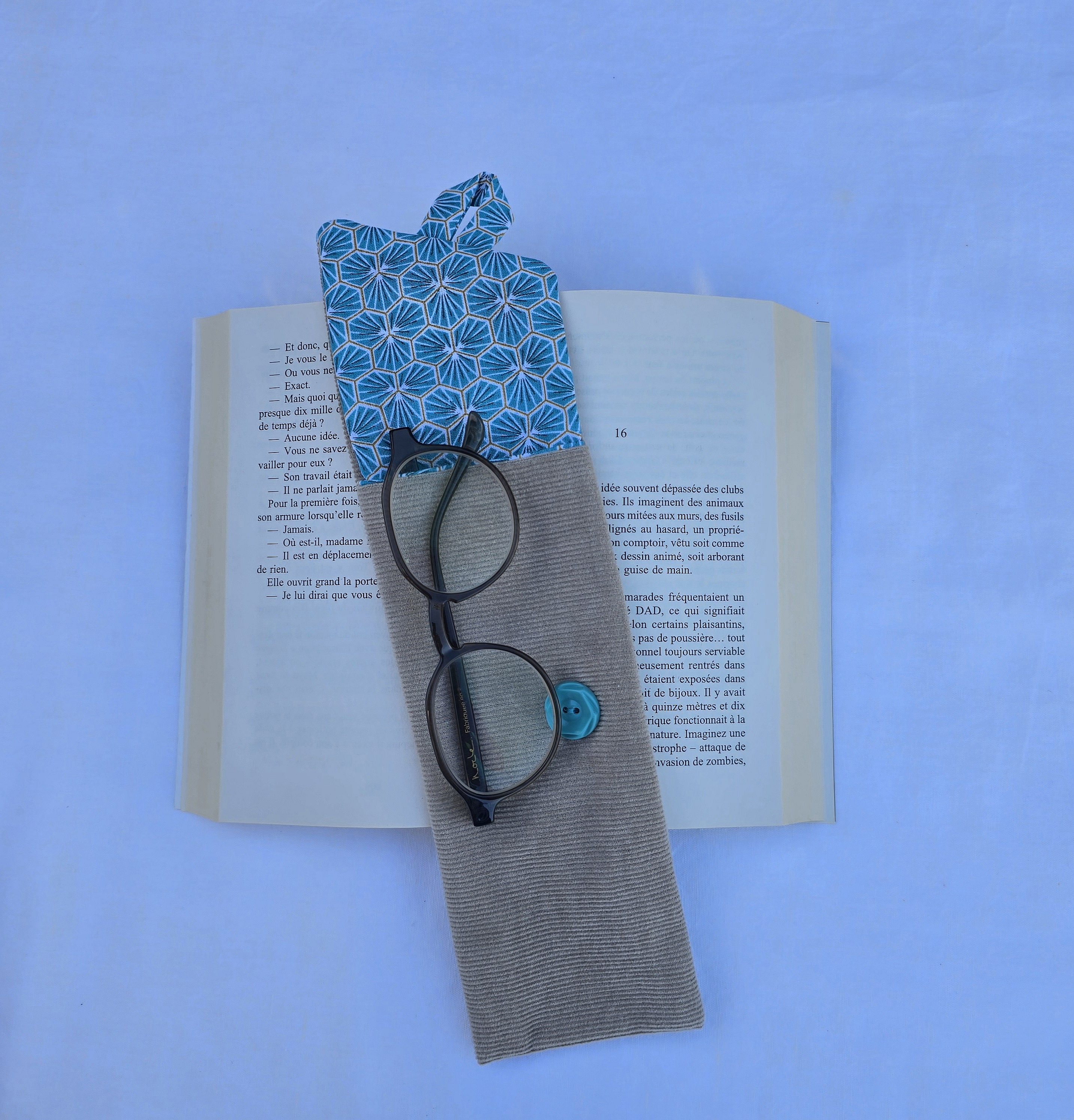 &Eacute;tui souple &agrave; lunettes ,en velours c&ocirc;tel&eacute; , doubl&eacute; de tissu coton imprim&eacute;. &Eacute;co-con&ccedil;u.