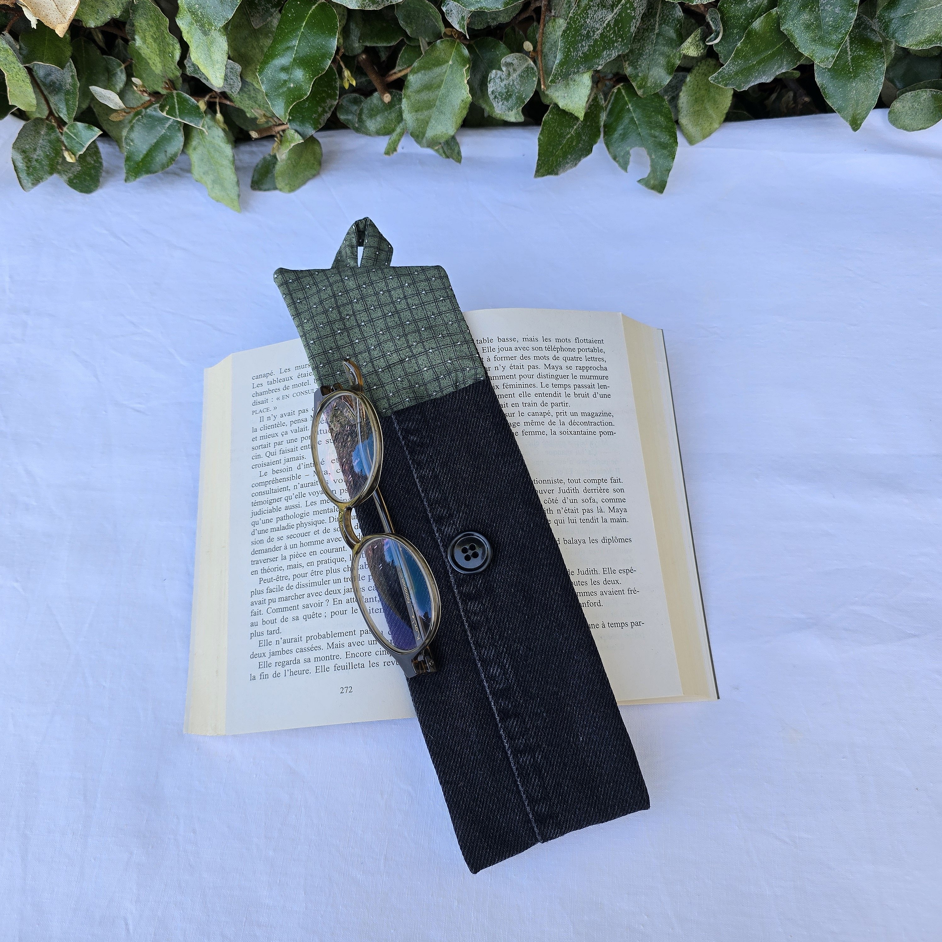 &Eacute;tui souple &agrave; lunettes ,en jean, doubl&eacute; de tissu coton imprim&eacute;. &Eacute;co-con&ccedil;u.