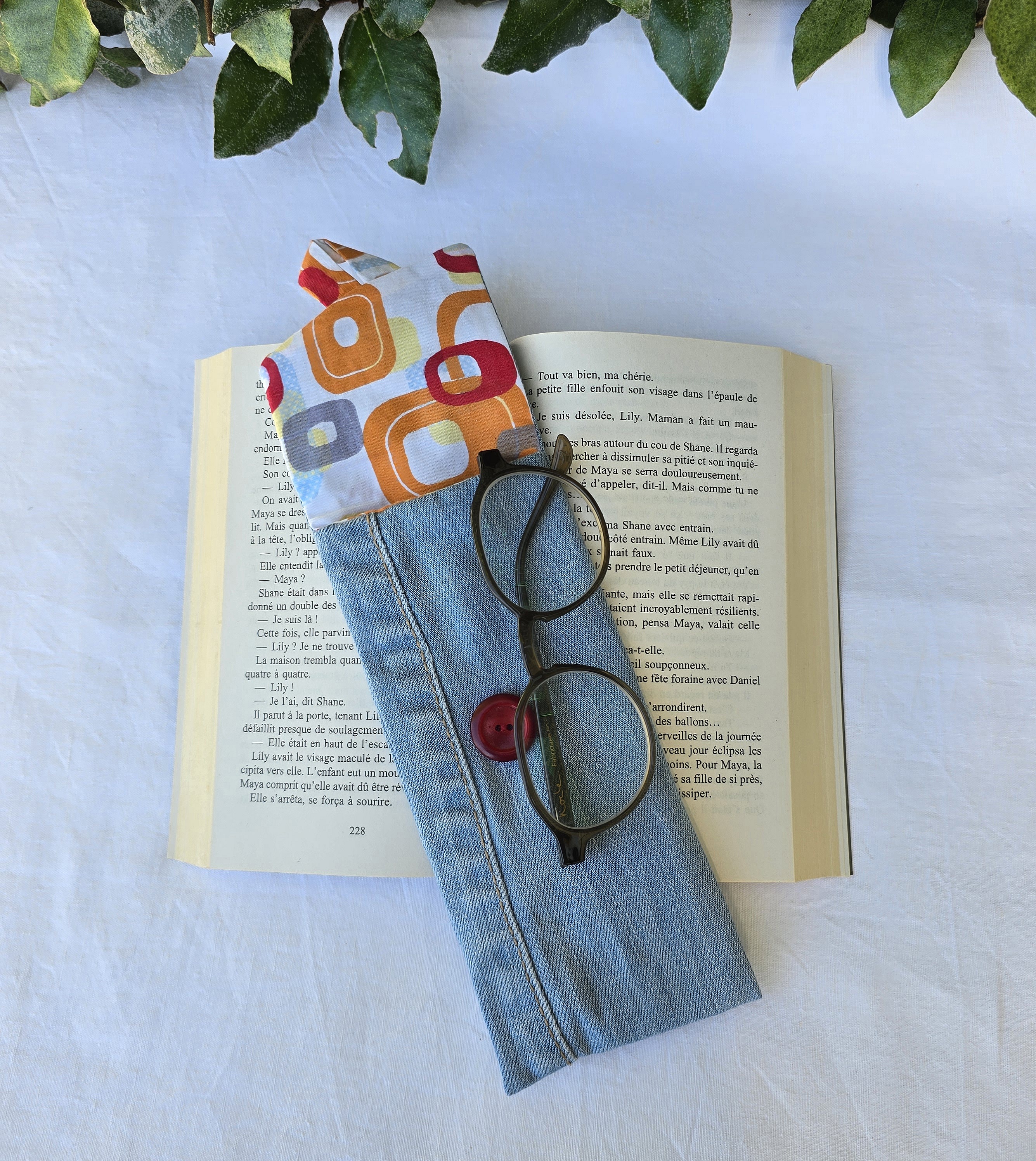 &Eacute;tui souple &agrave; lunettes ,en jean, doubl&eacute; de tissu coton imprim&eacute;. &Eacute;co-con&ccedil;u.