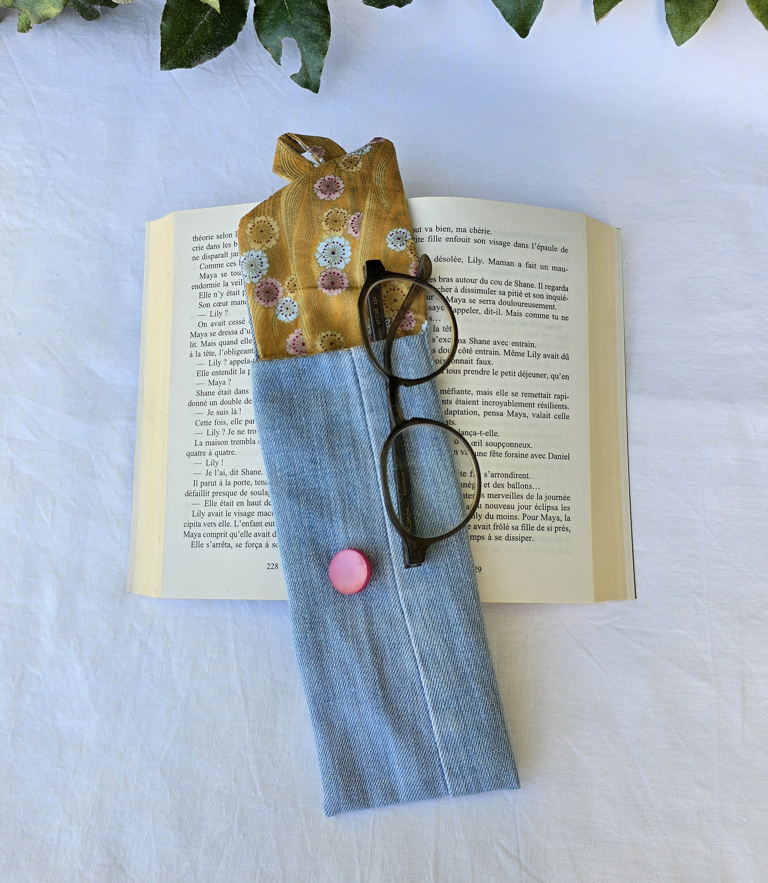 &Eacute;tui souple &agrave; lunettes ,en jean, doubl&eacute; de tissu coton imprim&eacute;. &Eacute;co-con&ccedil;u.