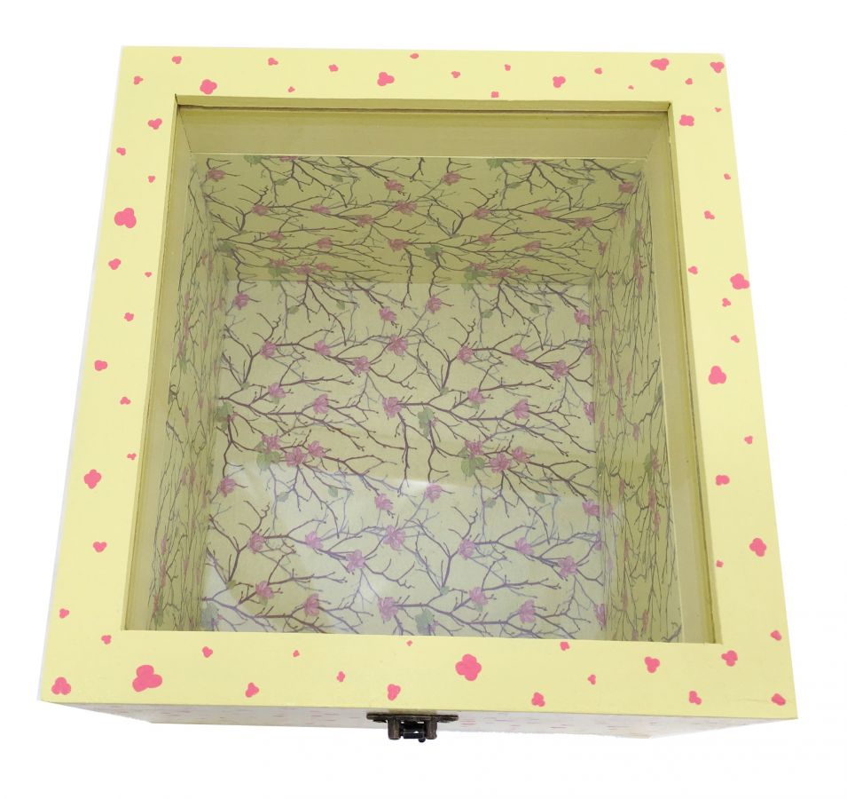 Boîte en bois jaune avec couvercle en verre motif sakura.