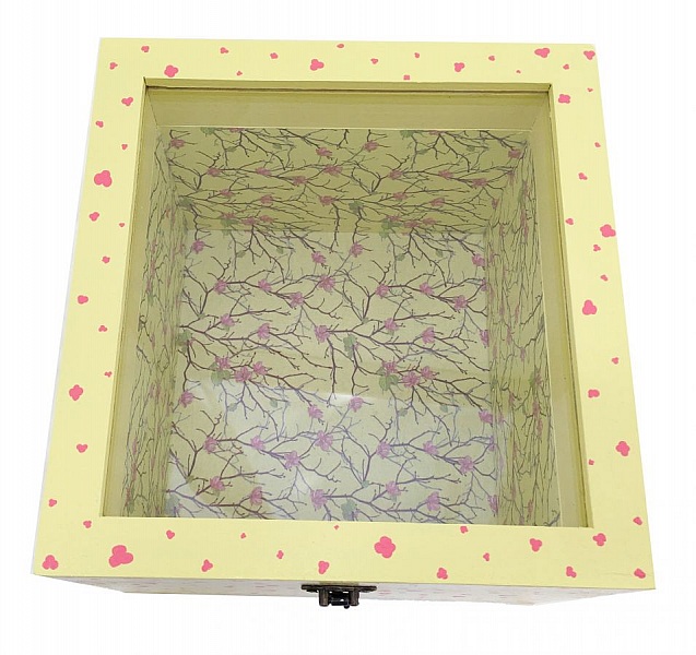 Boîte en bois jaune avec couvercle en verre motif sakura.