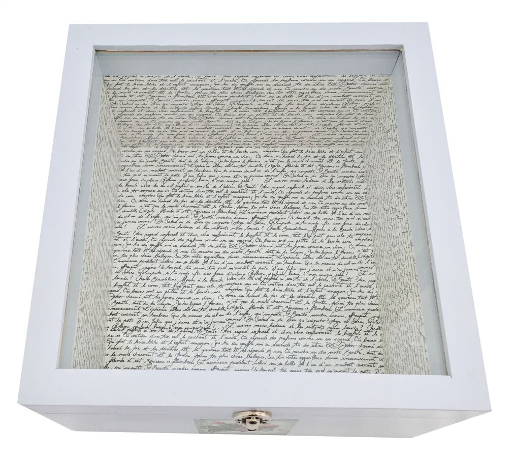 Boite en bois et son couvercle en verre. Model : lettre a l'eau de rose