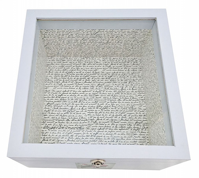 Boite en bois et son couvercle en verre. Model : lettre a l'eau de rose