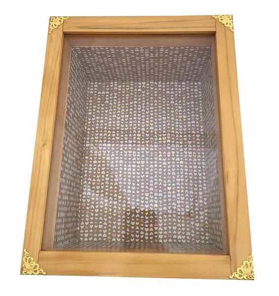 Boite en bois et son couvercle en verre. Model : coeur de miel.