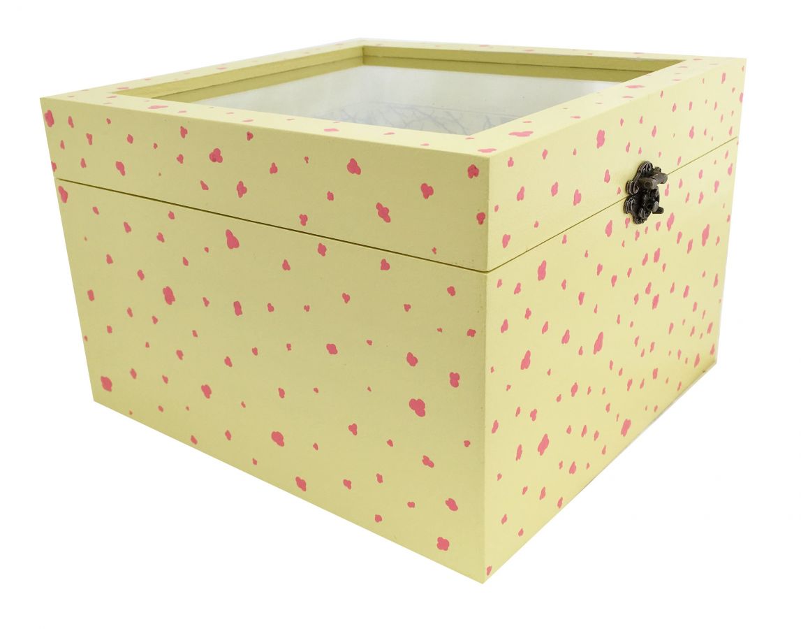 Boîte en bois jaune à motifs fleurs avec couvercle vitré.