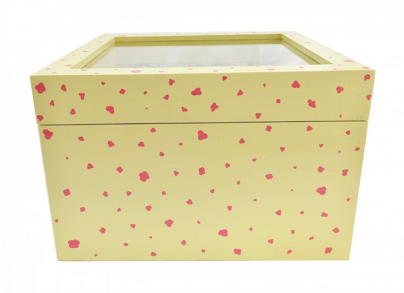 Boîte en bois jaune à motifs fleurs roses avec couvercle.