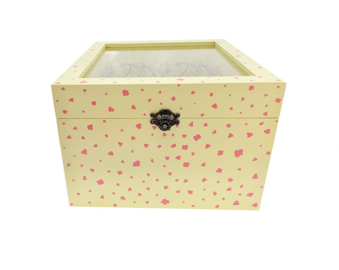 Boîte en bois jaune à motifs sakura avec couvercle vitré.