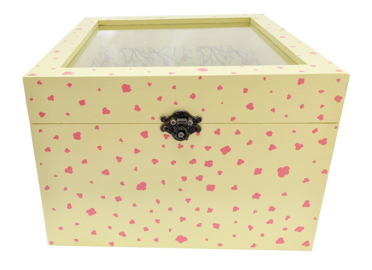 Boîte en bois jaune à motifs sakura avec couvercle vitré.