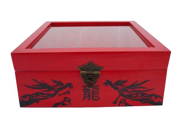 Boite en bois inclin&eacute;e et son couvercle en verre. Model : dragon rouge