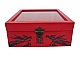 Boite en bois inclin&eacute;e et son couvercle en verre. Model : dragon rouge