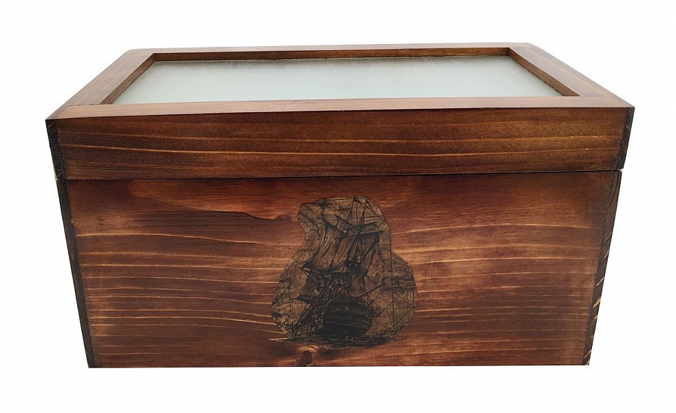 Boite en bois massif et son couvercle en verre. Model : voilier globe-trotter