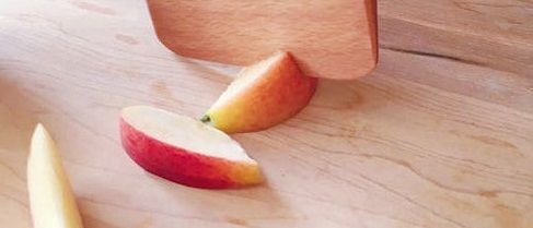 Couteau en bois de h&ecirc;tre et sa planche a d&eacute;couper pour enfant