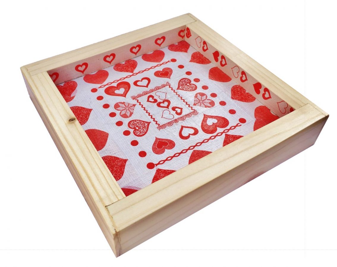 Coupelle en bois avec motif cœurs rouges style jacquard.