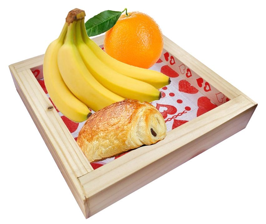 Coupelle en bois décorée de cœurs avec fruits et viennoiserie.