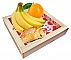 Coupelle en bois décorée de cœurs avec fruits et viennoiserie.
