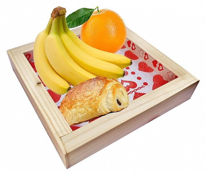 Coupelle en bois décorée de cœurs avec fruits et viennoiserie.