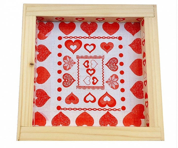 Coupelle décorative en bois avec motif cœurs style jacquard.