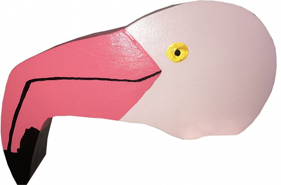 Tête de flamant rose en bois pour porte-essuie-tout décoratif.